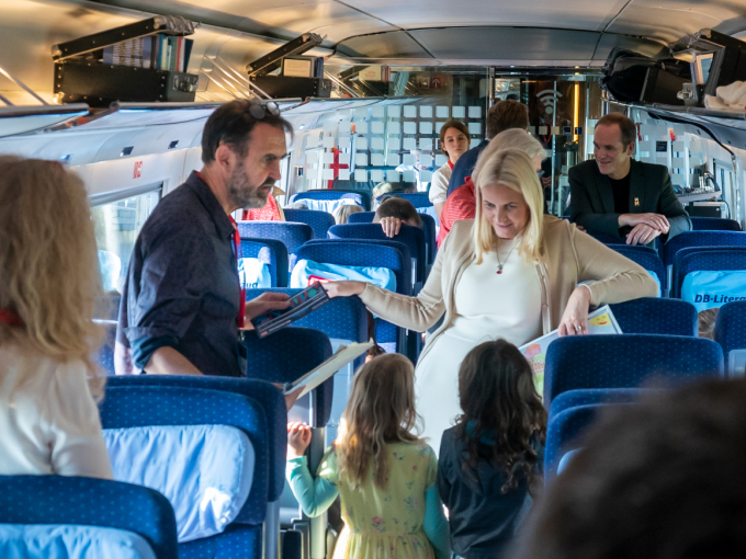The Crown Princess and illustrator Svein Nyhus in conversation with children on the train. Photo: Heiko Junge / NTB scanpix